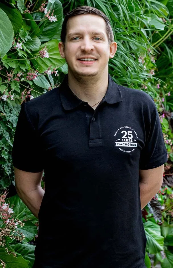 Porträt Martin König vor einer Grünwand
