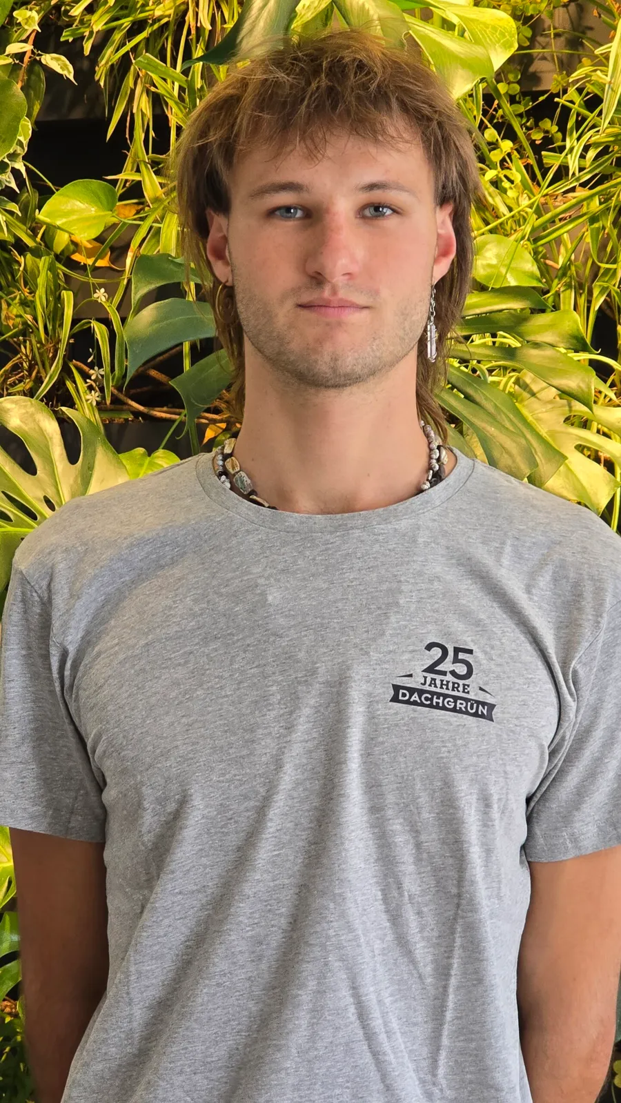 Porträt Frederik Nochta, BSc vor einer Grünwand